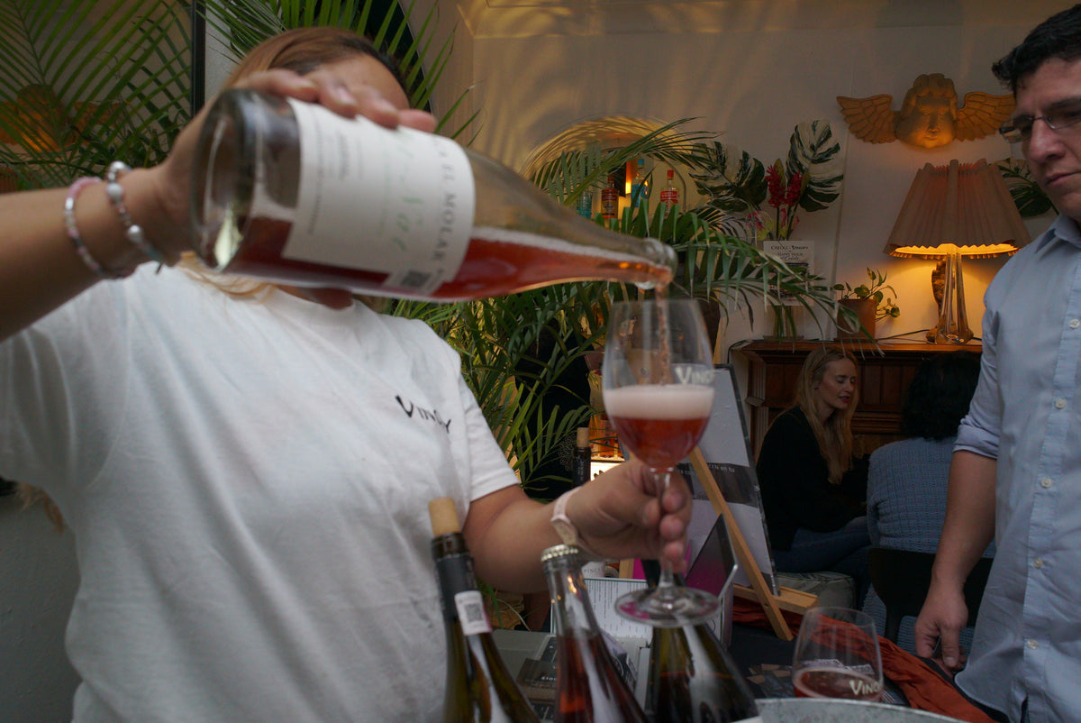 Vino servido durante un encuentro de la comunidad