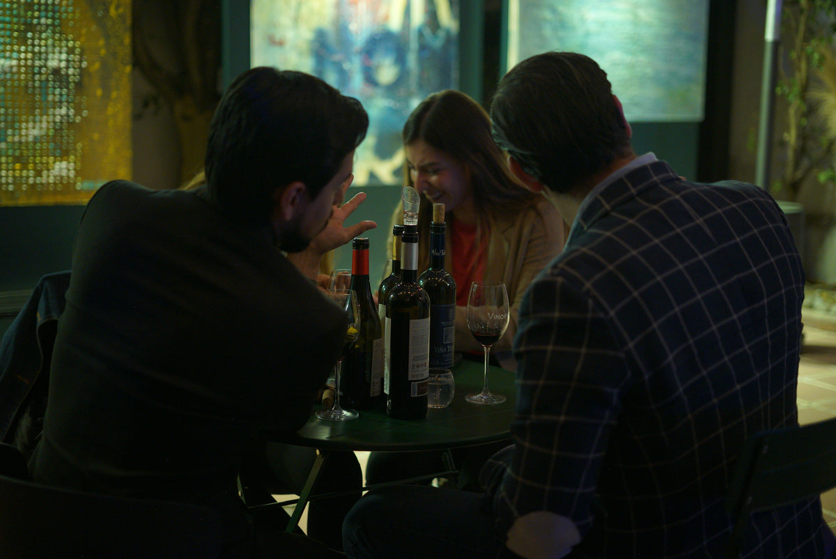 Amantes del vino en un encuentro Vinofy
